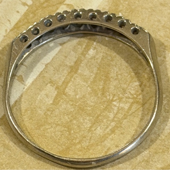 Vintage 14k white gold and diamond wedding band/ring - Picture 3 of 6